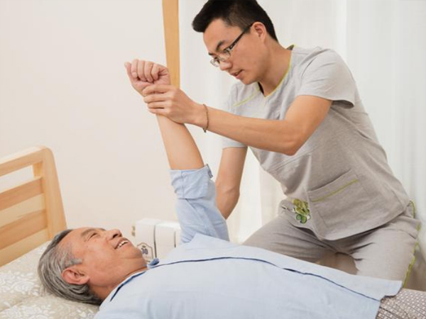 青島上門陪護老人,老人護理